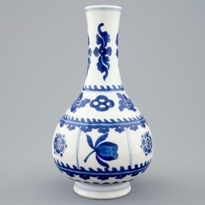 Un vase de forme bouteille en porcelaine de Chine bleu et blanc, Kangxi — photo 3