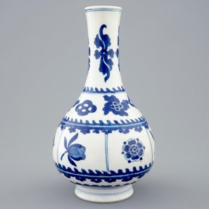 Un vase de forme bouteille en porcelaine de Chine bleu et blanc, Kangxi — photo 4