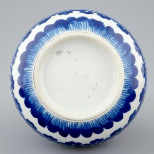 Un vase de forme bouteille en porcelaine de Chine bleu et blanc, Kangxi — photo 6