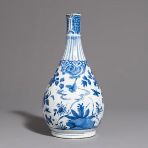 Un vase de forme bouteille en porcelaine de Chine bleu et blanc, marqué au lièvre, Wanli — photo 3