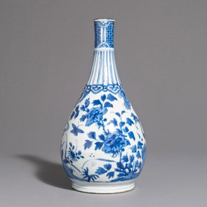 Un vase de forme bouteille en porcelaine de Chine bleu et blanc, marqué au lièvre, Wanli — photo 4