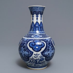 Un vase de forme bouteille en porcelaine de Chine bleu et blanc, marque de Kangxi, 19ème — photo 3