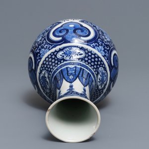 Un vase de forme bouteille en porcelaine de Chine bleu et blanc, marque de Kangxi, 19ème — photo 6