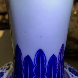 Un vase de forme bouteille en porcelaine de Chine bleu et blanc, marque de Qianlong, 19/20ème — photo 13