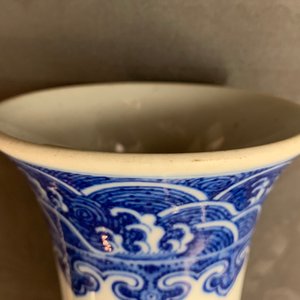 Un vase de forme bouteille en porcelaine de Chine bleu et blanc, marque de Qianlong, 19/20ème — photo 15