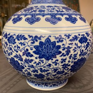Un vase de forme bouteille en porcelaine de Chine bleu et blanc, marque de Qianlong, 19/20ème — photo 17