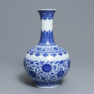 Un vase de forme bouteille en porcelaine de Chine bleu et blanc, marque de Qianlong, 19/20ème — photo 3