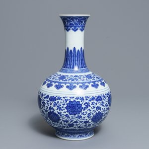 Un vase de forme bouteille en porcelaine de Chine bleu et blanc, marque de Qianlong, 19/20ème — photo 4