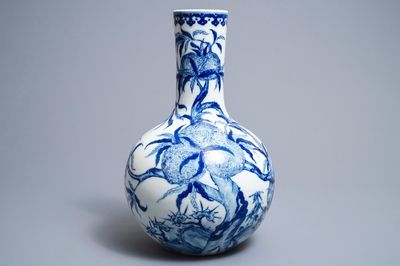Un vase de forme bouteille en porcelaine de Chine bleu et blanc, marque de Yongzheng, République, 20ème