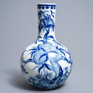 Un vase de forme bouteille en porcelaine de Chine bleu et blanc, marque de Yongzheng, République, 20ème — photo 1