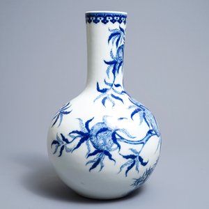 Un vase de forme bouteille en porcelaine de Chine bleu et blanc, marque de Yongzheng, République, 20ème — photo 2