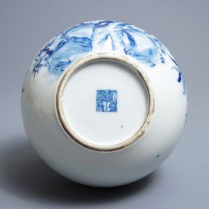Un vase de forme bouteille en porcelaine de Chine bleu et blanc, marque de Yongzheng, République, 20ème — photo 5