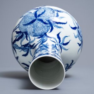Un vase de forme bouteille en porcelaine de Chine bleu et blanc, marque de Yongzheng, République, 20ème — photo 6