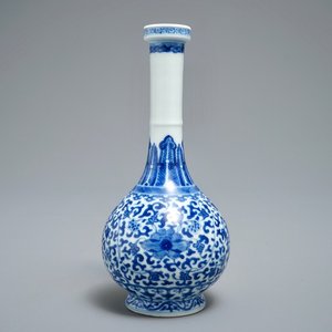 Un vase de forme bouteille en porcelaine de Chine bleu et blanc, marque de Yongzheng, 19/20ème — photo 1