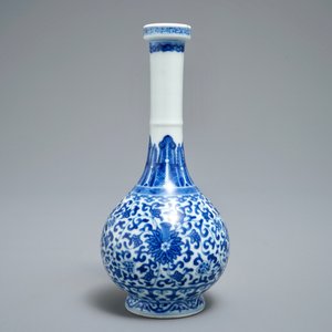 Un vase de forme bouteille en porcelaine de Chine bleu et blanc, marque de Yongzheng, 19/20ème — photo 4
