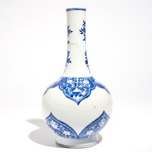 Un vase de forme bouteille en porcelaine de Chine bleu et blanc, marque et époque de Kangxi — photo 1