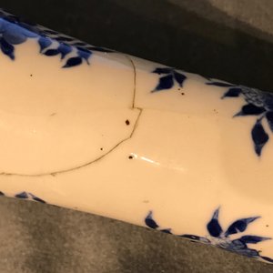 Un vase de forme bouteille en porcelaine de Chine bleu et blanc, marque et époque de Kangxi — photo 14