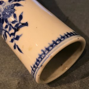 Un vase de forme bouteille en porcelaine de Chine bleu et blanc, marque et époque de Kangxi — photo 15