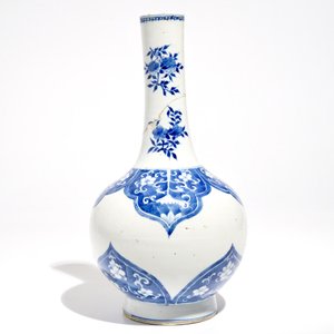 Un vase de forme bouteille en porcelaine de Chine bleu et blanc, marque et époque de Kangxi — photo 2