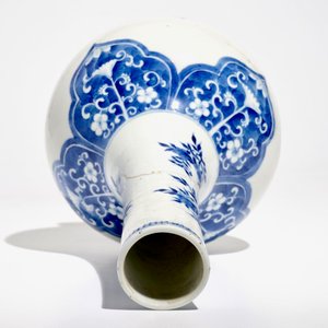 Un vase de forme bouteille en porcelaine de Chine bleu et blanc, marque et époque de Kangxi — photo 6