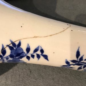 Un vase de forme bouteille en porcelaine de Chine bleu et blanc, marque et époque de Kangxi — photo 10