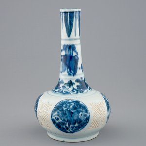 Un vase de forme bouteille en porcelaine de Chine bleu et blanc, Ming, Wanli — photo 3