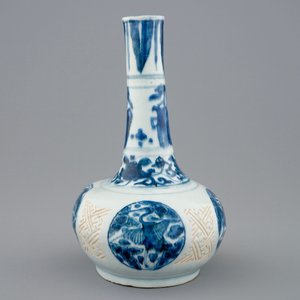 Un vase de forme bouteille en porcelaine de Chine bleu et blanc, Ming, Wanli — photo 4