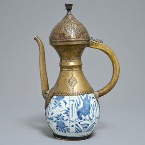 Un vase de forme bouteille en porcelaine de Chine bleu et blanc monté pour le marché islamique, Wanli — photo 2
