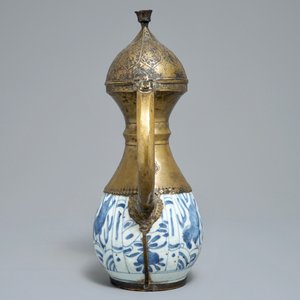Un vase de forme bouteille en porcelaine de Chine bleu et blanc monté pour le marché islamique, Wanli — photo 5
