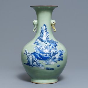 Un vase de forme bouteille en porcelaine de Chine bleu et blanc sur fond céladon, 19ème — photo 1