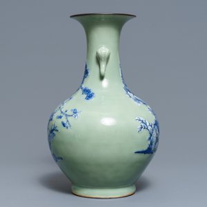 Un vase de forme bouteille en porcelaine de Chine bleu et blanc sur fond céladon, 19ème — photo 2