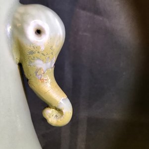 Un vase de forme bouteille en porcelaine de Chine bleu et blanc sur fond céladon, 19ème — photo 9