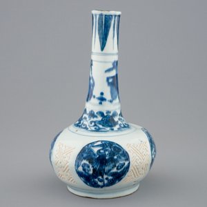 Un vase de forme bouteille en porcelaine de Chine bleu et blanc, Wanli, 1573-1619 — photo 2