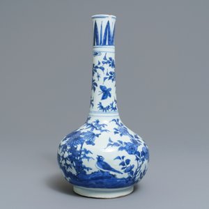Un vase de forme bouteille en porcelaine de Chine bleu et blanc, Wanli — photo 4
