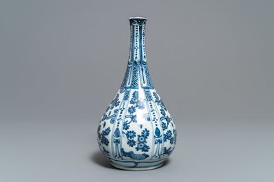 Un vase de forme bouteille en porcelaine de Chine bleu et blanc, Wanli