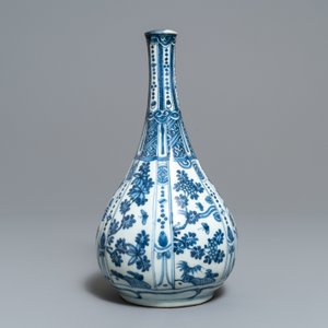Un vase de forme bouteille en porcelaine de Chine bleu et blanc, Wanli — photo 2