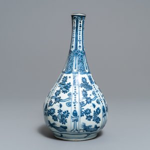 Un vase de forme bouteille en porcelaine de Chine bleu et blanc, Wanli — photo 4