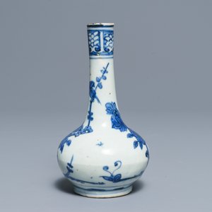 Un vase de forme bouteille en porcelaine de Chine bleu et blanc, Wanli — photo 2