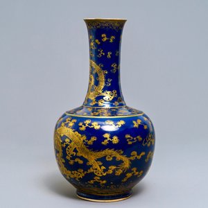 Un vase de forme bouteille en porcelaine de Chine bleu monochrome et doré, vers 1900 — photo 4