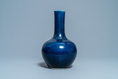 Un vase de forme bouteille en porcelaine de Chine bleu monochrome, marque et époque de Qianlong