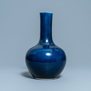 Un vase de forme bouteille en porcelaine de Chine bleu monochrome, marque et époque de Qianlong — photo 1