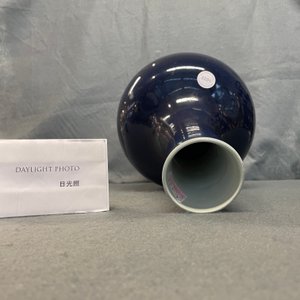Un vase de forme bouteille en porcelaine de Chine bleu monochrome, marque et époque de Qianlong — photo 11