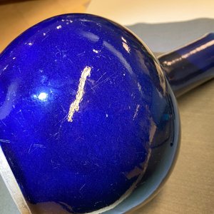 Un vase de forme bouteille en porcelaine de Chine bleu monochrome, marque et époque de Qianlong — photo 16