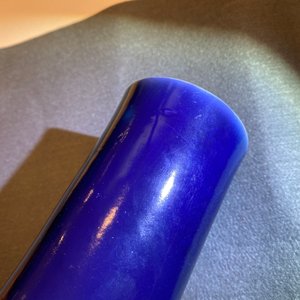 Un vase de forme bouteille en porcelaine de Chine bleu monochrome, marque et époque de Qianlong — photo 17