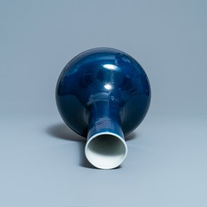 Un vase de forme bouteille en porcelaine de Chine bleu monochrome, marque et époque de Qianlong — photo 5