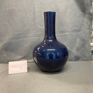 Un vase de forme bouteille en porcelaine de Chine bleu monochrome, marque et époque de Qianlong — photo 9