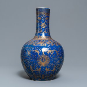 Un vase de forme bouteille en porcelaine de Chine bleu poudré et doré, marque de Kangxi, 19/20ème — photo 3