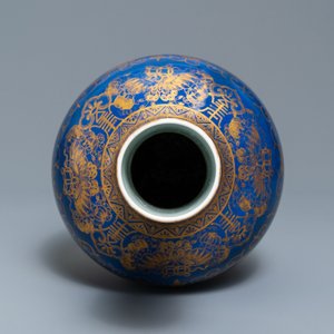Un vase de forme bouteille en porcelaine de Chine bleu poudré et doré, marque de Kangxi, 19/20ème — photo 5