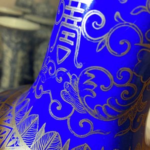 Un vase de forme bouteille en porcelaine de Chine bleu poudré et doré, marque de Kangxi, 19/20ème — photo 8
