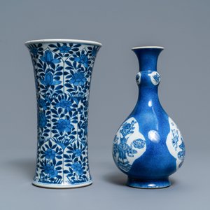 Un vase de forme bouteille en porcelaine de Chine bleu poudré et un en bleu et blanc, Kangxi — photo 2